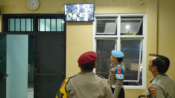 PENGECEKAN MALAM PADA CCTV RUANG TAHANAN POLRESTA TANGERANG OLEH PIKET SIPROPAM POLRESTA TANGERANG