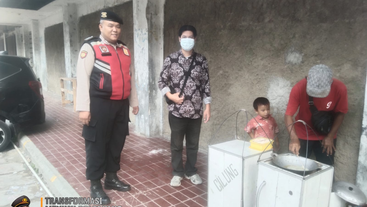 Di sekitaran Bank BTN KCP Cikupa Bizzpoint memberikan pesan kamtibmas Kepada Masyarakat oleh Anggota Sat Samapta saat Patroli Barcode.