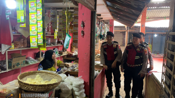 Di sekitaran Jl. Raya Pemda Anggota Sat Samapta melaksanakan Patroli Dialogis memberikan pesan kamtibmas kepada Masyarakat.