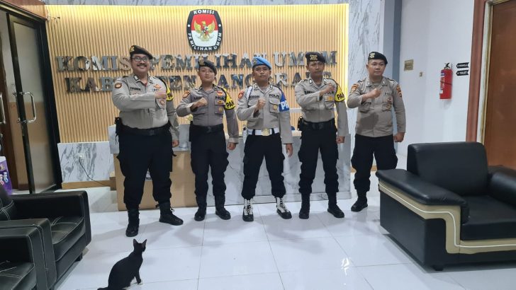 ANGGOTA SIPROPAM MELAKSANAKAN PENGECEKAN PERSONIL PAM KANTOR KPU KAB. TANGERANG