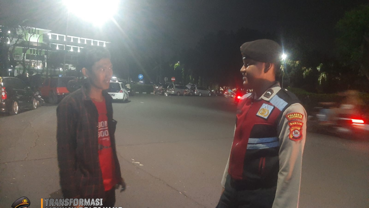 Memastikan Kamtibmas Aman, Anggota Sat Samapta melaksanakan Patroli Barcode di sekitaran Alfamart Kedaton memberikan pesan kamtibmas Kepada Masyarakat.