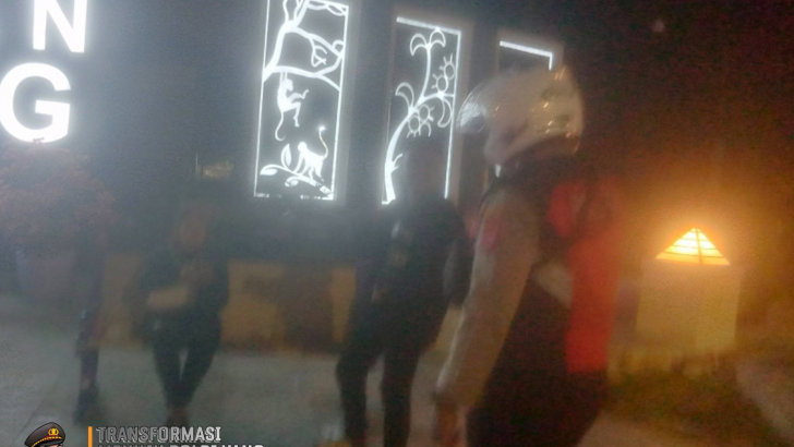 Anggota Unit Turjawali SatSamapta di sekitaran Kawasan Millenium Industrial estate melaksanakan Patroli Barcode memberikan pesan kamtibmas Kepada Masyarakat.