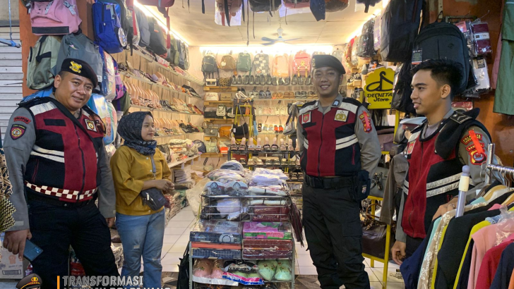 Anggota Sat Samapta melaksanakan Patroli Dialogis di sekitaran Jl. Raya Tigaraksa memberikan pesan kamtibmas kepada Masyarakat.