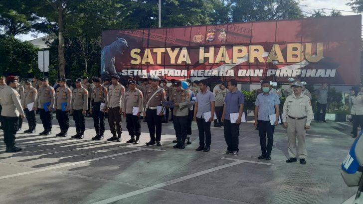 BRIPKA RENDRA MELAKSANAKAN PENGECEKAN ANGGOTA PADA APEL PAGI POLRESTA TANGERANG 