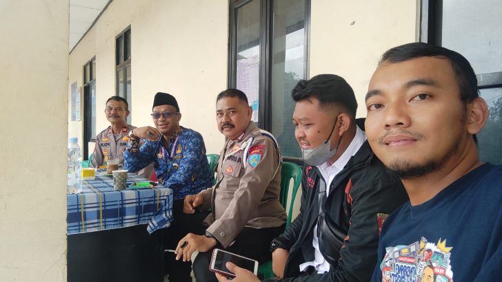 Kabupaten Tangerang. Anggota Unit IK Polsek Rajeg melaksanakan pengamanan kotak surat suara di sektetariat PPK Rajeg Kabupaten Tangerang, Rabu (22/02/24).Kapolresta Tangerang Kombes Pol Baktiar Joko Mujiono, S.I.K., M.M., melalui Kapolsek Rajeg AKP A. Hajaji, S.H. mengatakan, “Kegiatan ini bertujuan untuk mencegah potensi kerawanan dan memastikan Kotak Suara PPK Rajeg aman”.