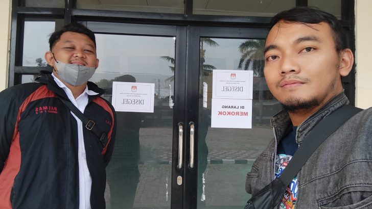 Kabupaten Tangerang. Anggota intel Polsek Rajeg melaksanakan pengamanan kotak surat suara di sektetariat PPK Rajeg Kabupaten Tangerang, Rabu (21/02/24).Kapolresta Tangerang Kombes Pol Baktiar Joko Mujiono, S.I.K., M.M., melalui Kapolsek Rajeg AKP A. Hajaji, S.H. mengatakan, “Kegiatan ini bertujuan untuk mencegah potensi kerawanan dan memastikan Kotak Suara PPK Rajeg aman”.