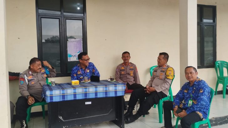 Kabupaten Tangerang. Anggota intel Polsek Rajeg melaksanakan pengamanan kotak surat suara di sektetariat PPK Rajeg Kabupaten Tangerang, Rabu (21/02/24).Kapolresta Tangerang Kombes Pol Baktiar Joko Mujiono, S.I.K., M.M., melalui Kapolsek Rajeg AKP A. Hajaji, S.H. mengatakan, “Kegiatan ini bertujuan untuk mencegah potensi kerawanan dan memastikan Kotak Suara PPK Rajeg aman”.