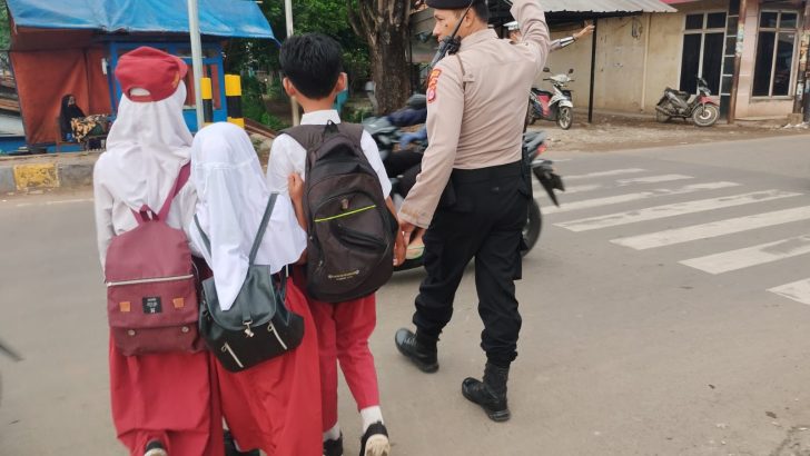 Kanit Samapta gatur lalin pagi hari dan pelayanan kpd pejalan kaki di TL KUKUN.