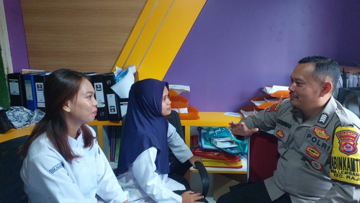 Bripka Yeni Kurniawan sambangi staf desa Lembangsari