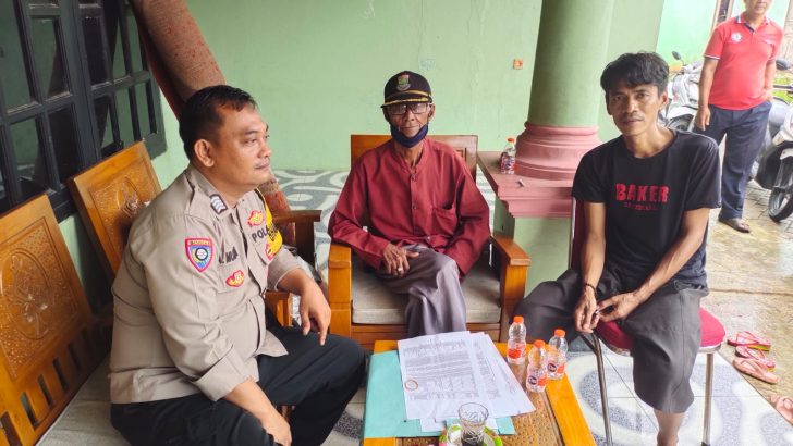 Babinkamtibmas Bripka Abd Muzizat Ajak Polsek Pasar Kemis Sukseskan Pemilu Damai 2024.