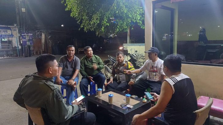 Bripka Hendrasari Bhabinkamtibmas Polsek Pasar kemis Bersama Banknsa Ssmbangi Warga