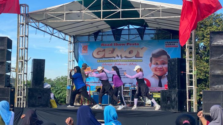 Anggota Sat Intelkam Polresta Tangerang melaksanakan pengamanan tertutup kegiatan Road Show Panggung Gembira Si Gemoy dari Relawan PROJO di Kec. Rajeg
