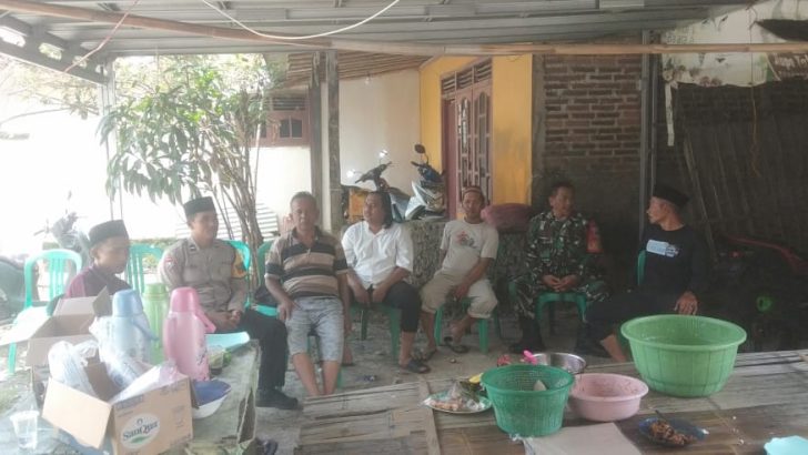 Pak Bhabin dan Babinsa kunjungi warga di Desa dalam rangka menjalin Sinergitas TNI-Polri dengan warga di Desa