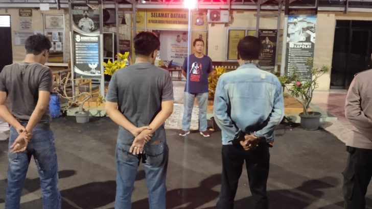 Melanjutkan tugas rutin, Pawas Polsek Kresek pimpin Apel Malam di halaman Mapolsek Kresek.