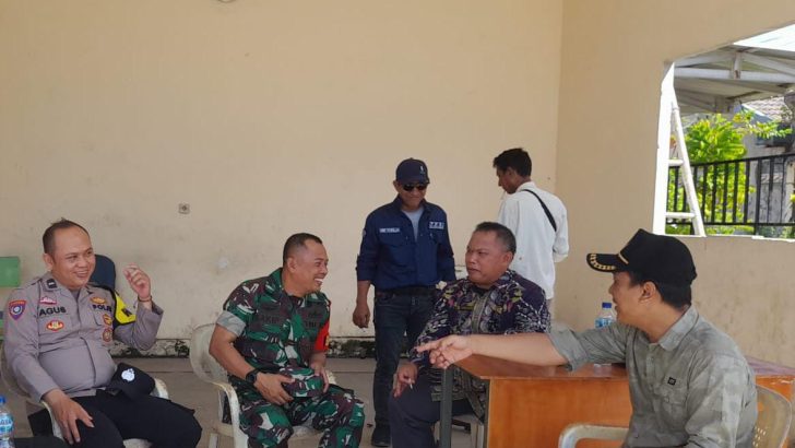 Bhabinkamtibmas Polsek Pasar kemis Bersama Babinsa Ssmbangi Warga