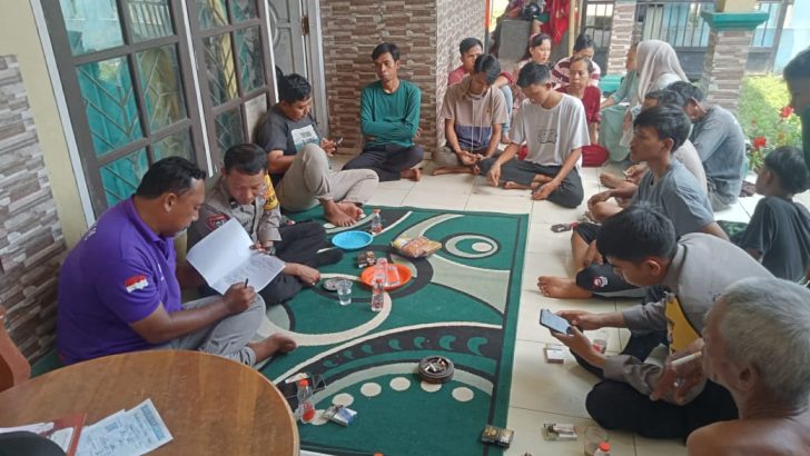 Bhabinkamtibmas jambu karya beserta ketua karang taruna memusyawarahkan anak anak muda yang terjadi kesalapahaman.