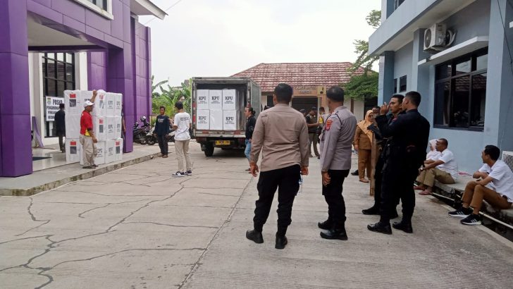 Kapolsek Panongan Dampingi Kasat Reskrim Polresta Tangerang Monitoring Distribusi Kotak Suara Pemilu 2024