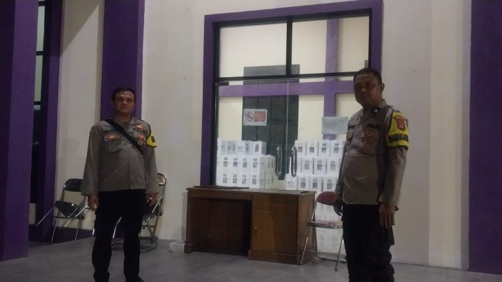 Personil Polsek Mauk Giat Penjagaan Surat Suara Di PPK Kecamatan Sukadiri