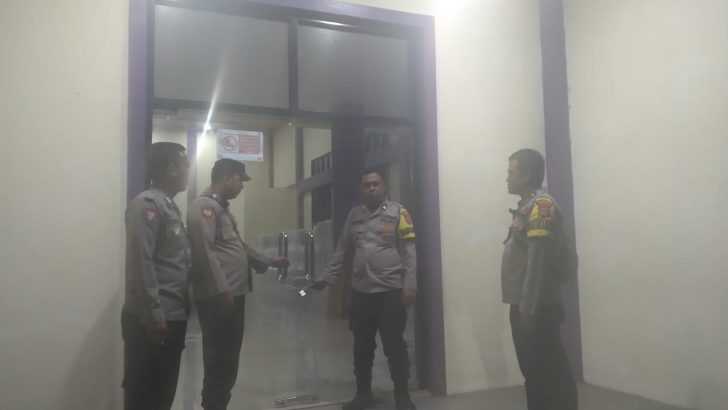 Tingkatkan Keamanan Personil Polsek Mauk Melaksanakan Patroli Malam Ke Kantor PPK Kecamatan Sukadiri