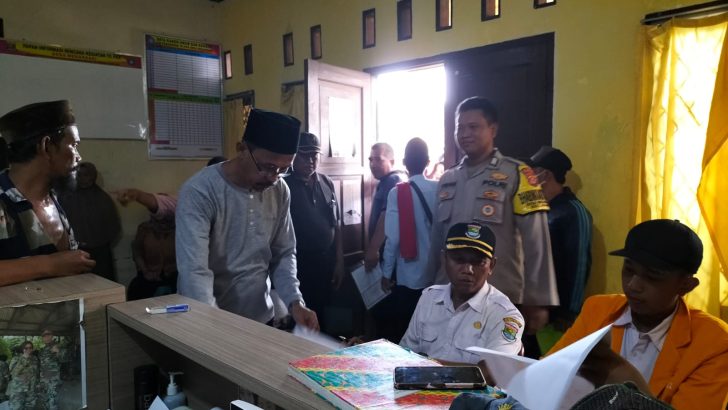 Bhabinkamtibmas Polsek Rajeg Bripka Trian Laksanakan Pengamanan Penyaluran Bantuan Pangan Nasional Di Kantot Desa Mekarsari