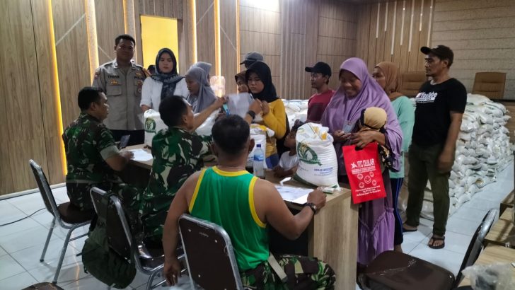 Bhabinkamtibmas Polsek Rajeg Bripka Trian Mufti Ma’ali, S.H. Laksanakan Pengamanan Penyaluran Bantuan Pangan Nasional Di Balai Desa Mekarsari