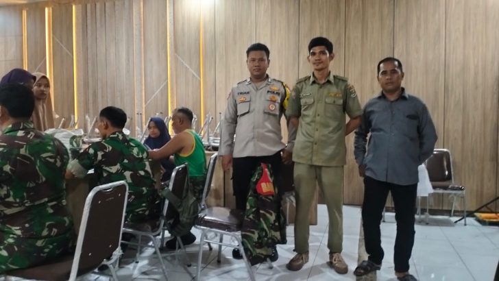 Tiga pilar desa Mekarsari bersama menjaga keamanan lingkungan
