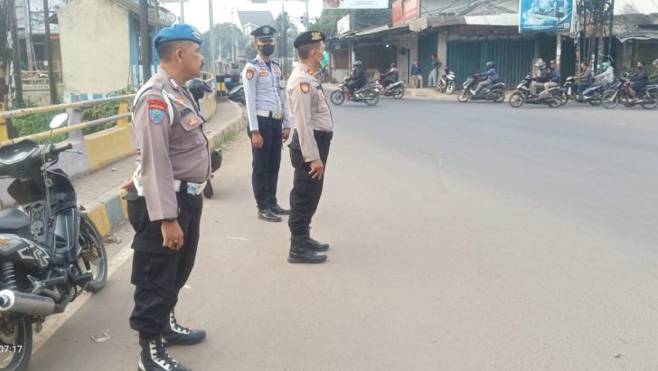 melaksanakan pengaturan lalu lintas di TL kukun bersama Kanit patroli bapak IPTU SUTIKNO beserta anggota Polsek rajeg