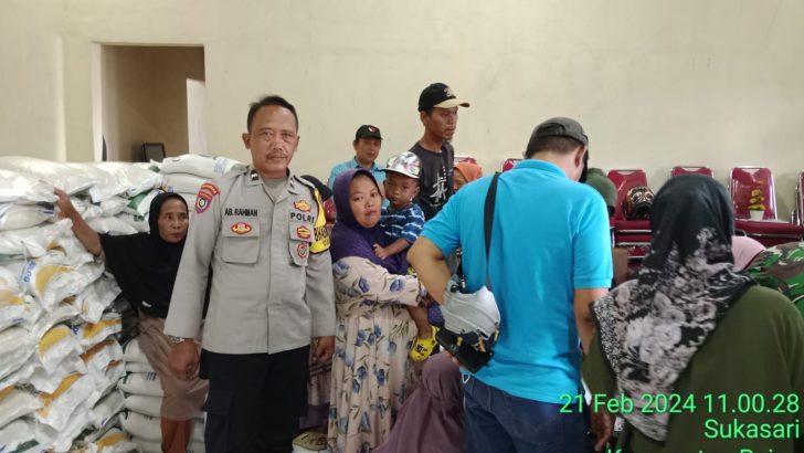 Bhabinkamtibmas Desa sukasari Aipda Abdul Rahman pelaksanaan pengamanan bansos beras di kantor desa Sukasari kec. Rajeg Kab. Tangerang.