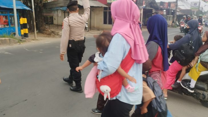 Pelayanan gatur lalin personil Polsek Rajeg
