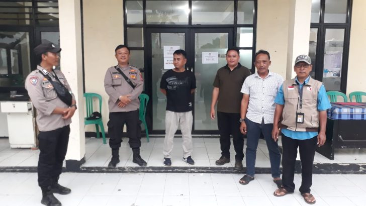 Personil Polsek Rajeg laksanakan pengananan kotak suara di kecamatan rajeg