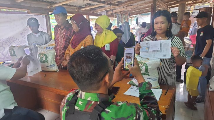 Babinkamtibmas desa Rancabango bersama dengan Babinsa  melaksanakan giat pengamanan pembagian bantuan bansos berupa beras