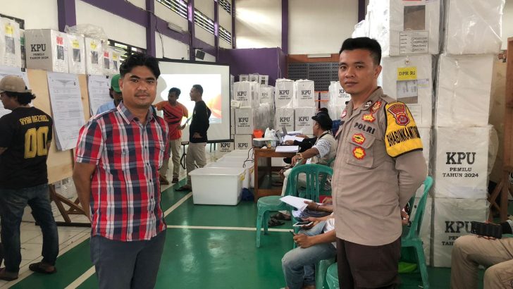 Wakapolsek Monitoring dan pengamanan Rapat Pleno Rekapitulasi Penghitungan Suara PPK Kecamatan Sindang Jaya pada Pemilu 2024.