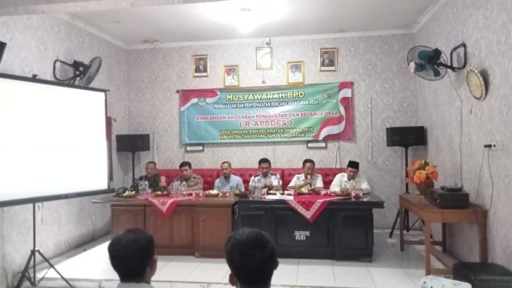 BHABINKAMTIBMAS POLSEK PASAR KEMIS DESA SINDANG ASIH HADIRI RAPAT RENCANA ANGGARAN DESA 2024