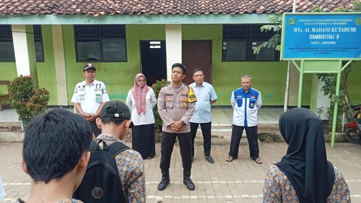 Sambang ke Sekolah Bhabinkamtibmas Berikan Penyuluhan Kepada Siswa Siswi SMK Al Madani Kutabimi Pasar Kemis .
