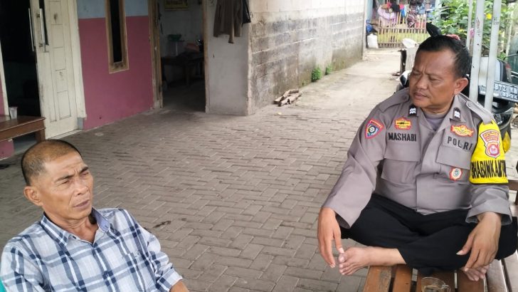 Bhabinkamtibmas Sambang Silaturahmi Di Rumah Ketua RW Desa Sukamantri