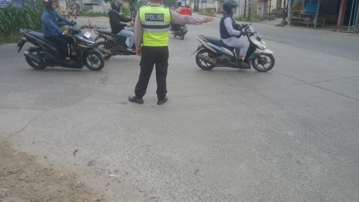 Anggota Lantas Polsek Pasar kemis Gatur Lalin Pagi Antisipasi Kepadatan Lalu Lintas