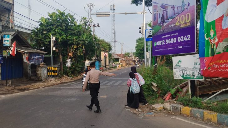 Berikan Pelayanan Kepada Masyarakat Dipagi Hari, Iptu Sutikno Atur Lalulintas