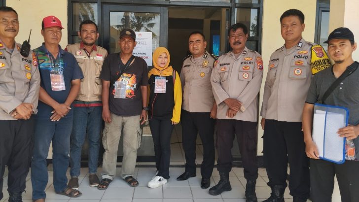 Personil Polsek Rajeg laksanakan pengananan kotak suara di kecamatan rajeg