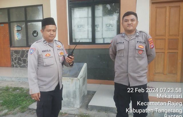 Anggora Unit Samapta bersama piket fungsi, giat pengamanan pleno penghitungan suara pemilu 2024, di sekretariat PPK Kec. Rajeg,