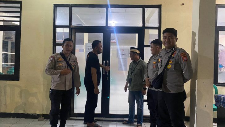 Piket fungsi, melaksanakan pengamanan Pleno penghitungan suara di Sekretariat PPK Kec. Rajeg.