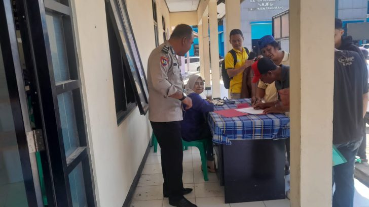 Aipda Ahmad Adinata melaksanakan pengamanan kotak surat suara di sektetariat PPK Rajeg