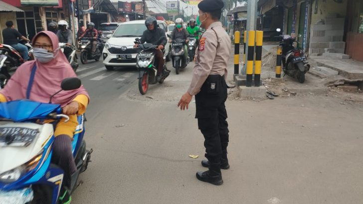 Antisipasi kemacetan, Kanit Patroli Polsek Rajeg melakukan pengaturan lalulintas di perempatan Kukun Rajeg