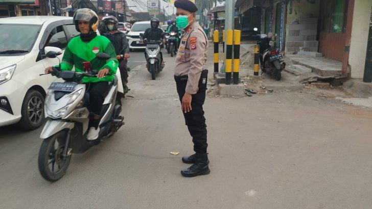 Antisipasi kemacetan, Kanit Patroli Polsek Rajeg melakukan pengaturan lalulintas di perempatan Kukun