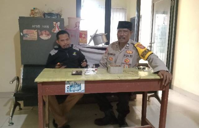 Binamas kelurahan Sukatani Aiptu Siswadi jalin kerja sama dengan aparatur desa untuk menjaga situasi aman