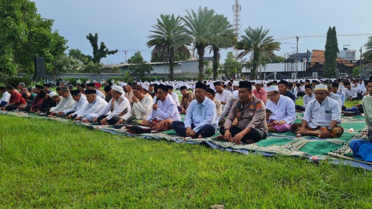 Kapolsek mengikuti giat dzikir dan doa bersama, di halaman rumah tokoh masyarakat H ENJUH.