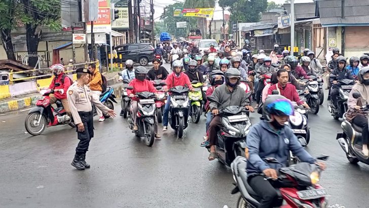 Personil Polsek Rajeg melaksanakan gatur lalin antisipasi kemacetan
