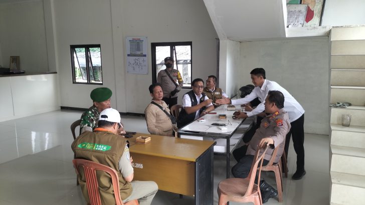 Bapak Kapolsek Rajeg AKP A.HAJAJI beserta bapak camat,danramil kunjungan ke kantor desa jambu karya kec Rajeg.