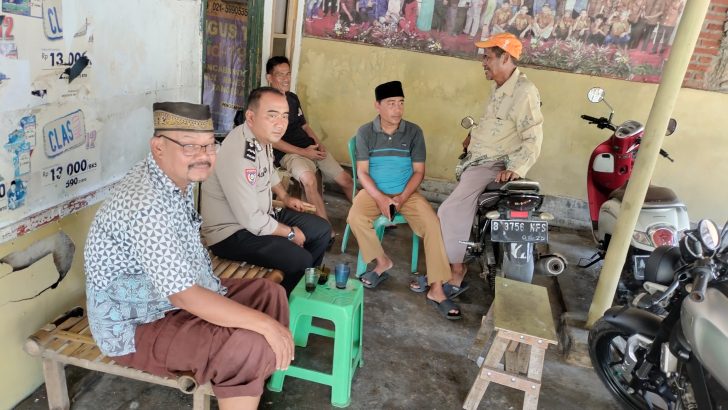 Aipda Ahmad Adinata melaksanakan sambang ke warga Desa Rancabango