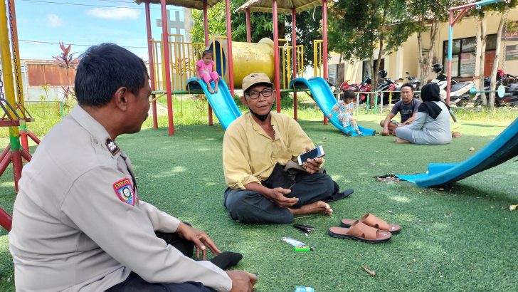 Aiptu Siswadi anggota Polsek Rajeg Melaksanakan sambang ke warga