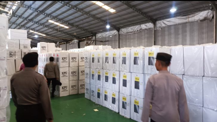 Laksanakan Pengawasan, Siwas Polresta Tangerang Mengecek Pelaksanaan Pengamanan di Gudang Logistik KPU Kabupaten Tangerang-Banten.